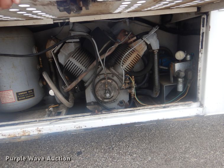 image for item GM9059 2012 Peterbilt 337  tire service truck