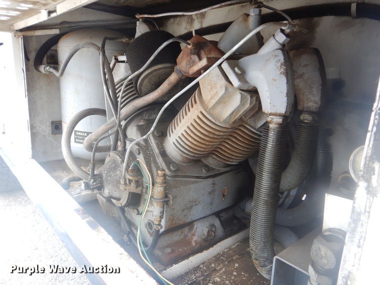 image for item GM9059 2012 Peterbilt 337  tire service truck