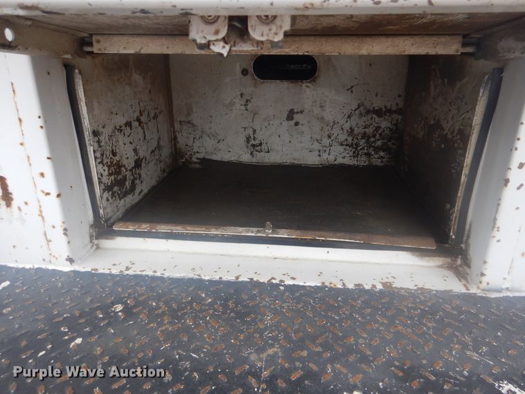 image for item GM9059 2012 Peterbilt 337  tire service truck