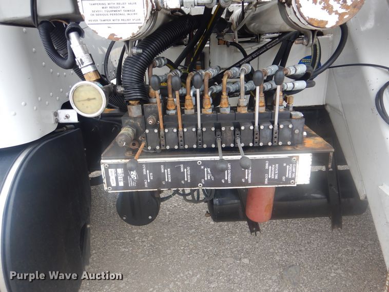 image for item GM9059 2012 Peterbilt 337  tire service truck