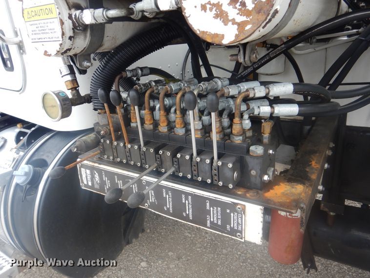 image for item GM9059 2012 Peterbilt 337  tire service truck