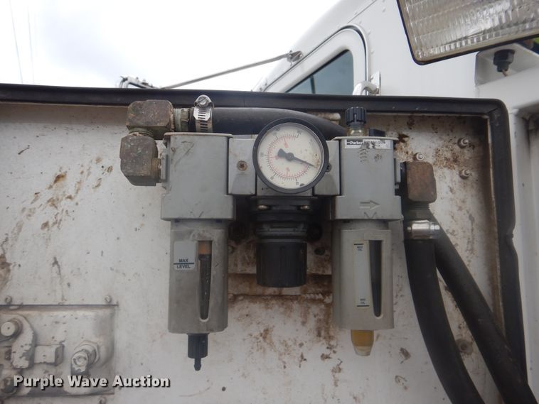 image for item GM9059 2012 Peterbilt 337  tire service truck