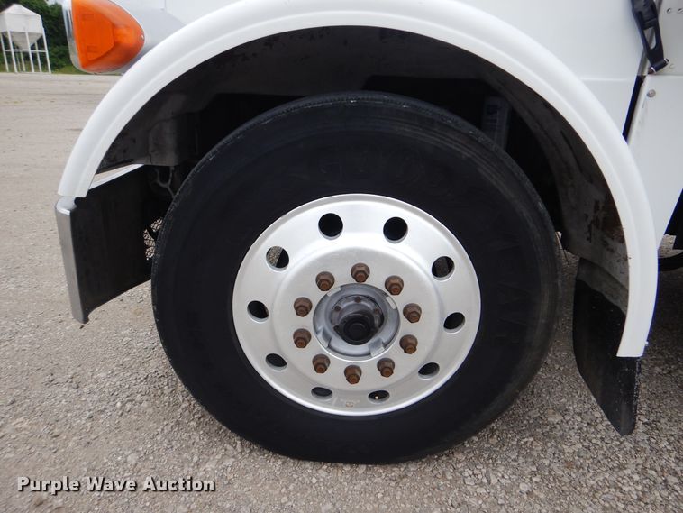 image for item GM9060 2005 Peterbilt 378  semi truck