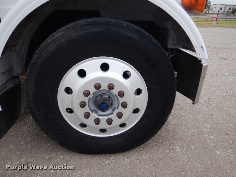 image for item GM9060 2005 Peterbilt 378  semi truck