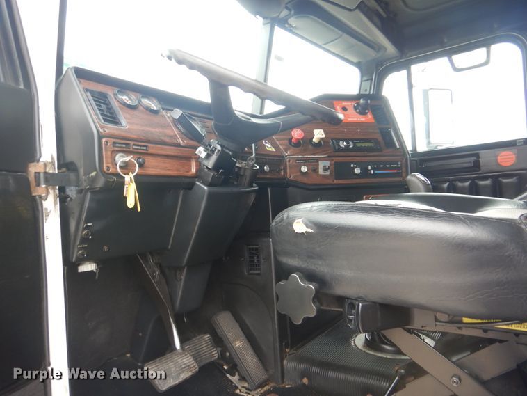 image for item GM9062 1998 Freightliner FLD  semi truck