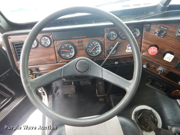 image for item GM9062 1998 Freightliner FLD  semi truck