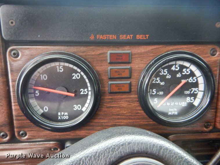 image for item GM9062 1998 Freightliner FLD  semi truck