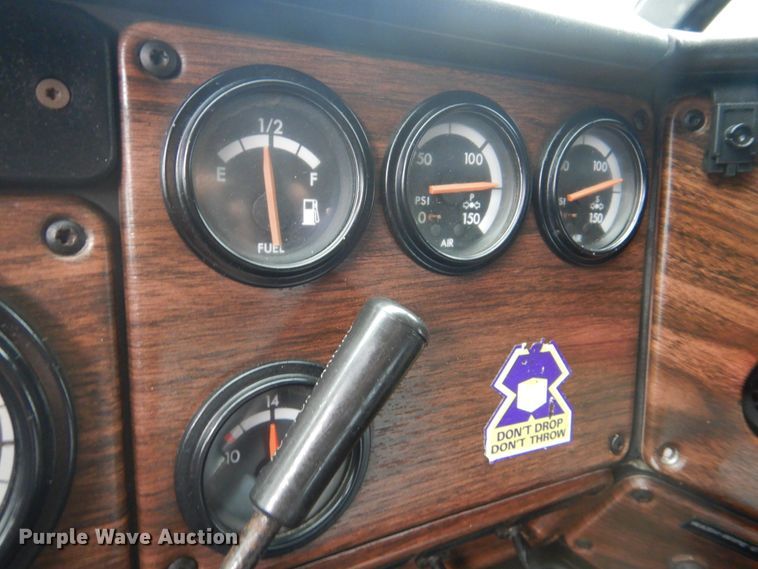 image for item GM9062 1998 Freightliner FLD  semi truck