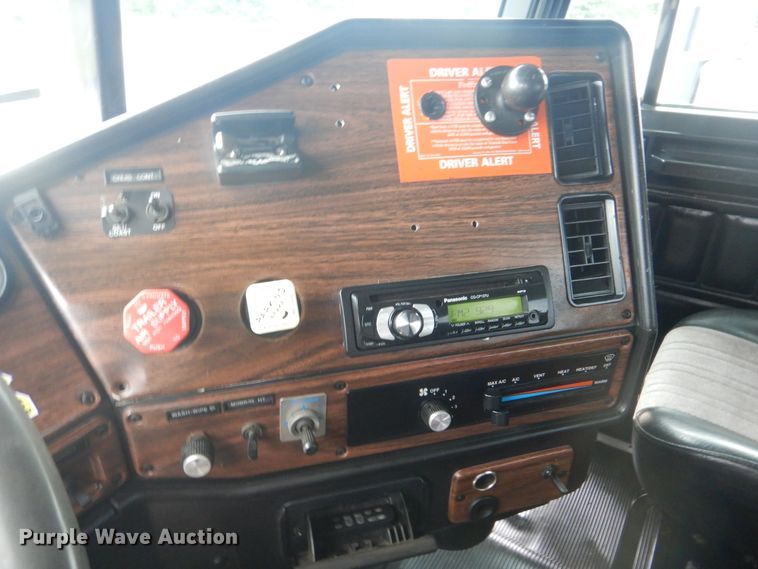 image for item GM9062 1998 Freightliner FLD  semi truck