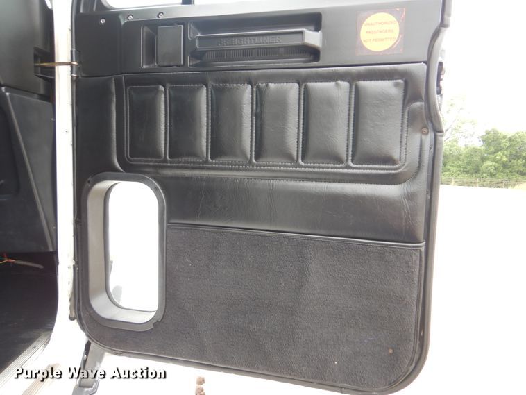 image for item GM9062 1998 Freightliner FLD  semi truck