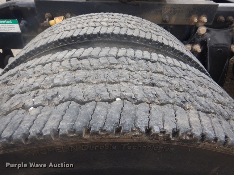 image for item GM9062 1998 Freightliner FLD  semi truck