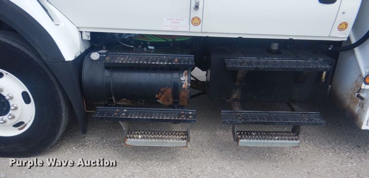 image for item GM9069 2008 International 7500  crane truck