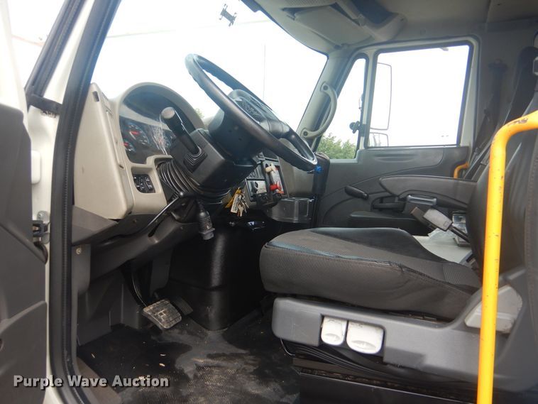 image for item GM9069 2008 International 7500  crane truck