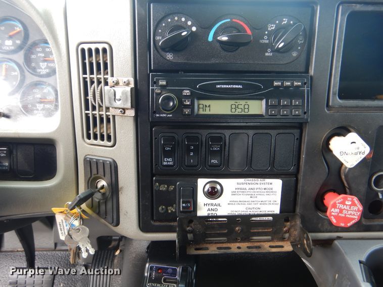 image for item GM9069 2008 International 7500  crane truck