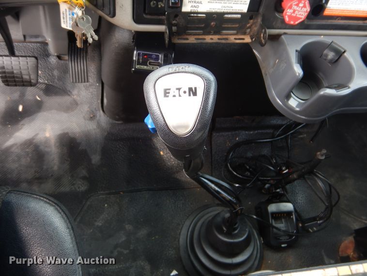 image for item GM9069 2008 International 7500  crane truck