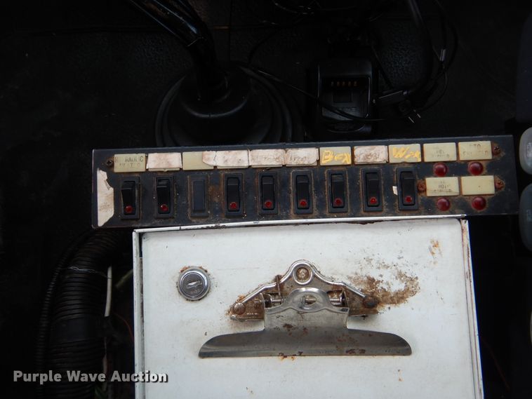 image for item GM9069 2008 International 7500  crane truck