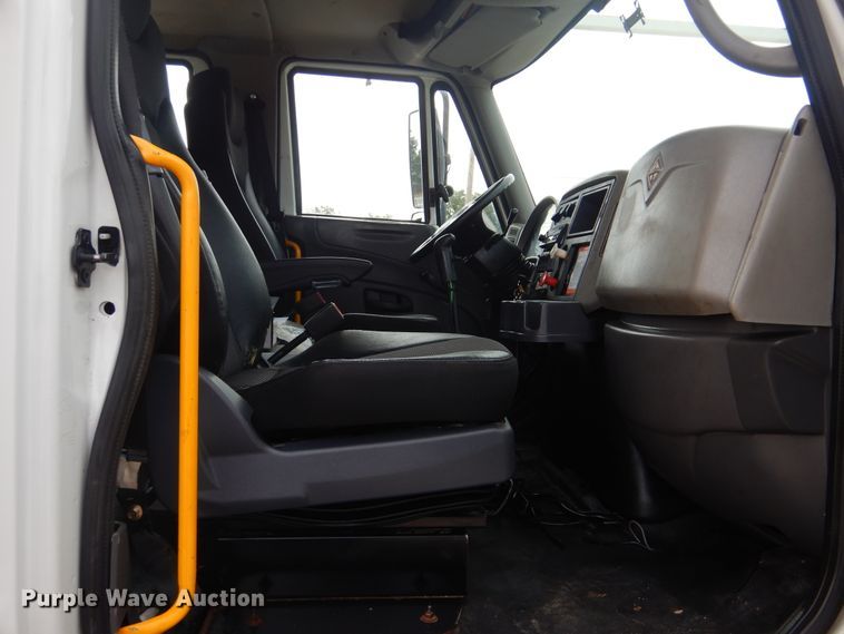 image for item GM9069 2008 International 7500  crane truck