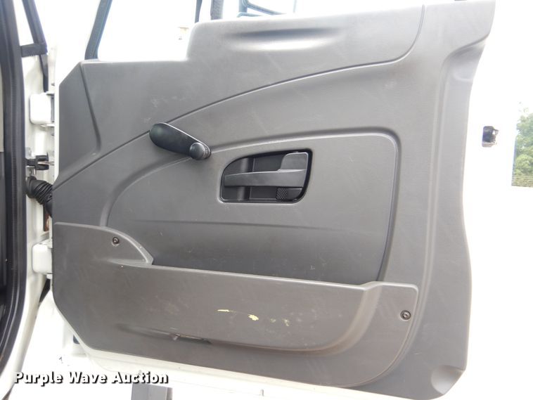 image for item GM9069 2008 International 7500  crane truck