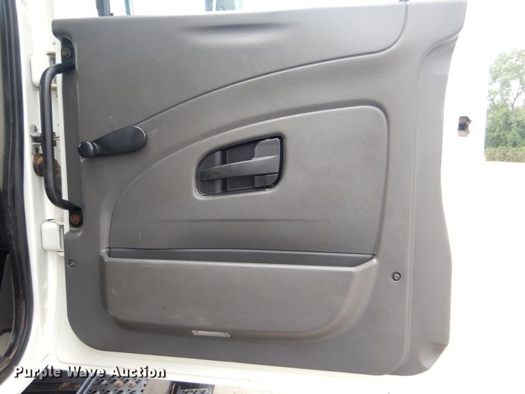 image for item GM9069 2008 International 7500  crane truck