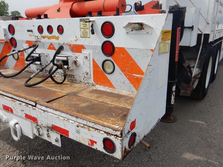 image for item GM9069 2008 International 7500  crane truck