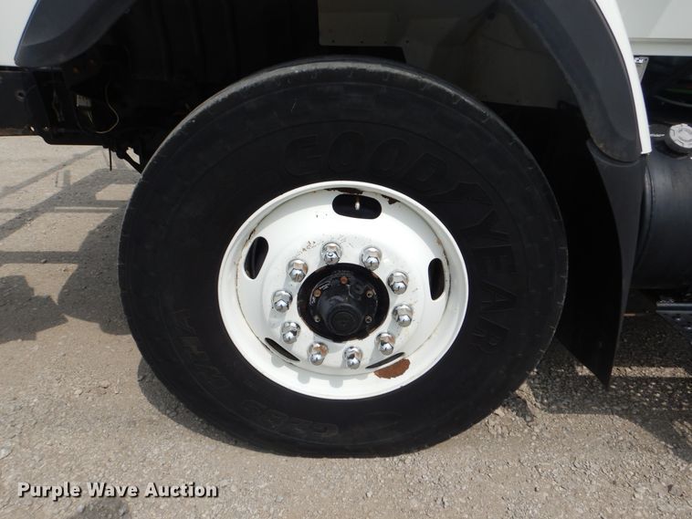 image for item GM9069 2008 International 7500  crane truck