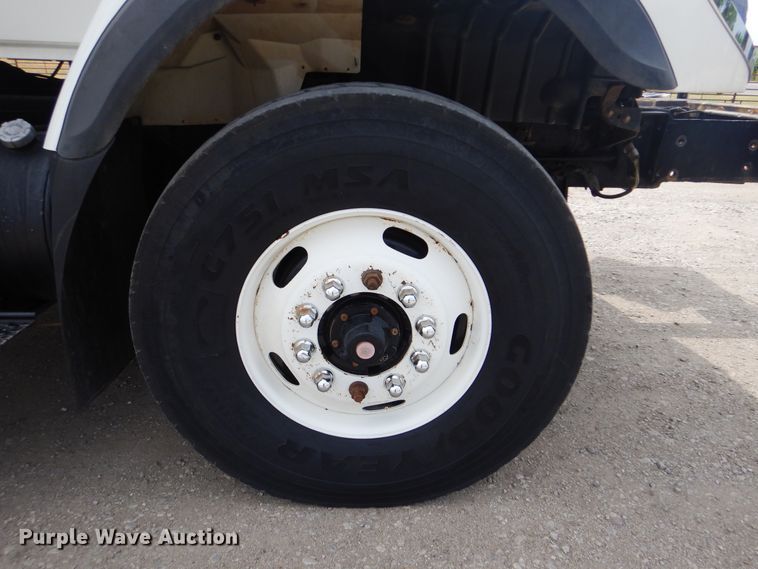 image for item GM9069 2008 International 7500  crane truck