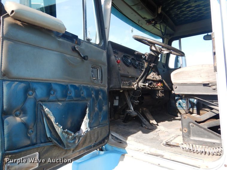 image for item GM9218 1990 Kenworth T600  semi truck