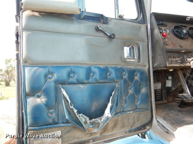 image for item GM9218 1990 Kenworth T600  semi truck