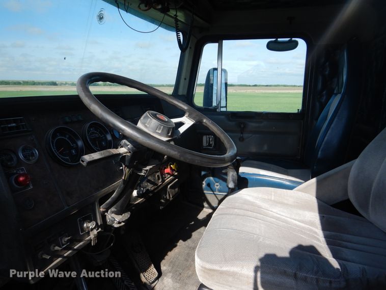 image for item GM9218 1990 Kenworth T600  semi truck