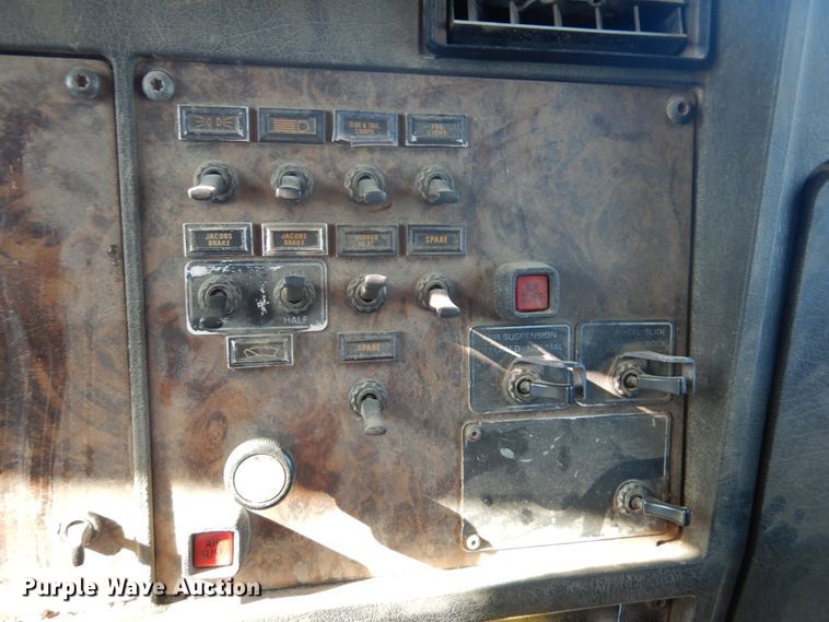 image for item GM9218 1990 Kenworth T600  semi truck