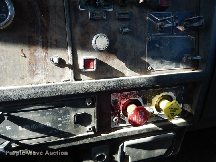 image for item GM9218 1990 Kenworth T600  semi truck