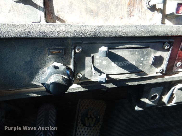 image for item GM9218 1990 Kenworth T600  semi truck