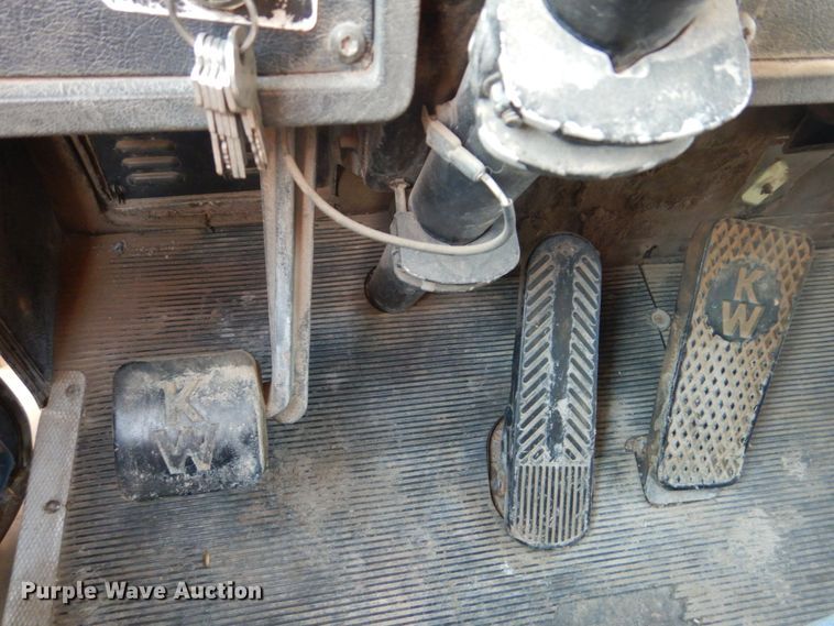 image for item GM9218 1990 Kenworth T600  semi truck