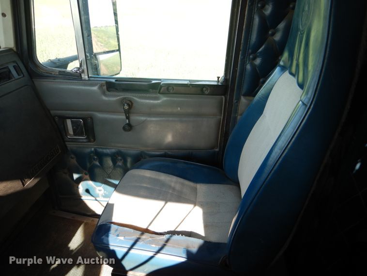 image for item GM9218 1990 Kenworth T600  semi truck