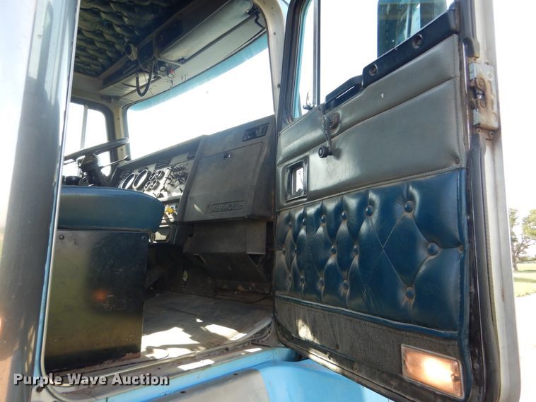 image for item GM9218 1990 Kenworth T600  semi truck