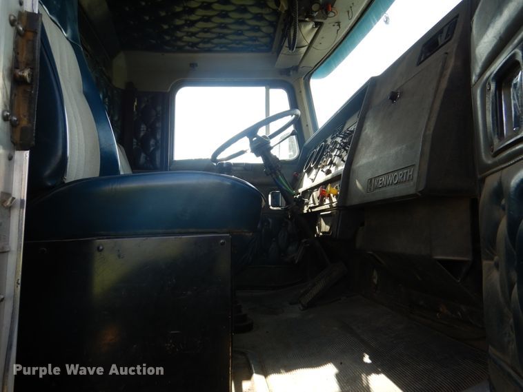 image for item GM9218 1990 Kenworth T600  semi truck