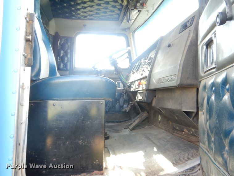 image for item GM9218 1990 Kenworth T600  semi truck