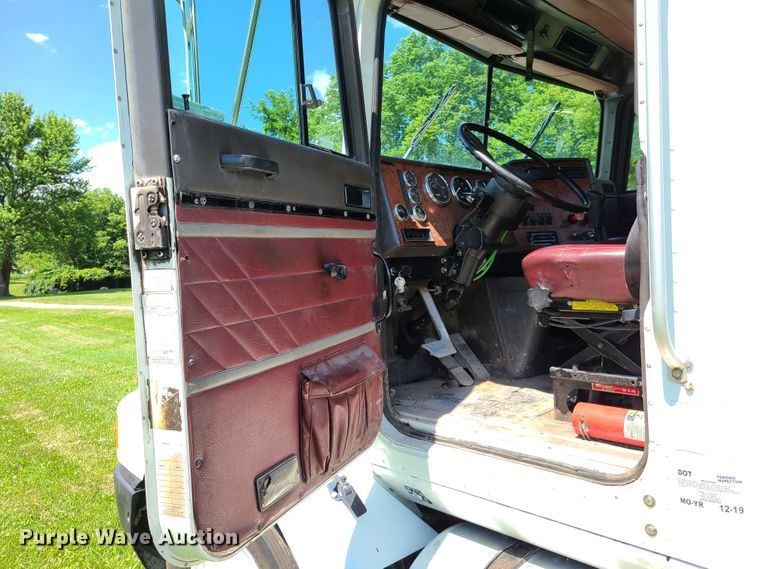 image for item GT9108 1995 International 9200  semi truck