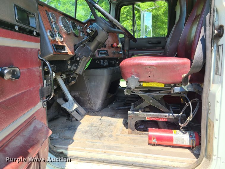 image for item GT9108 1995 International 9200  semi truck