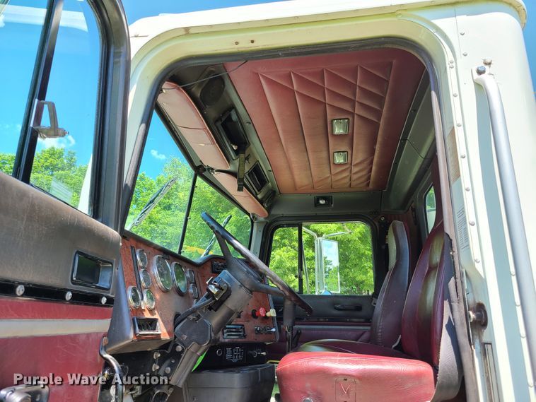 image for item GT9108 1995 International 9200  semi truck