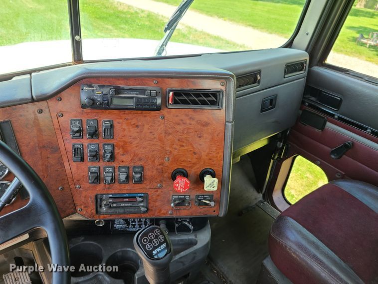 image for item GT9108 1995 International 9200  semi truck