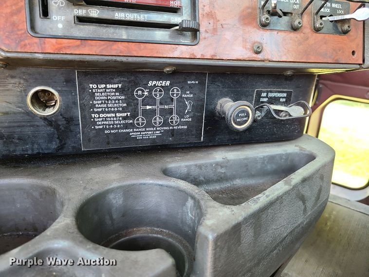 image for item GT9108 1995 International 9200  semi truck