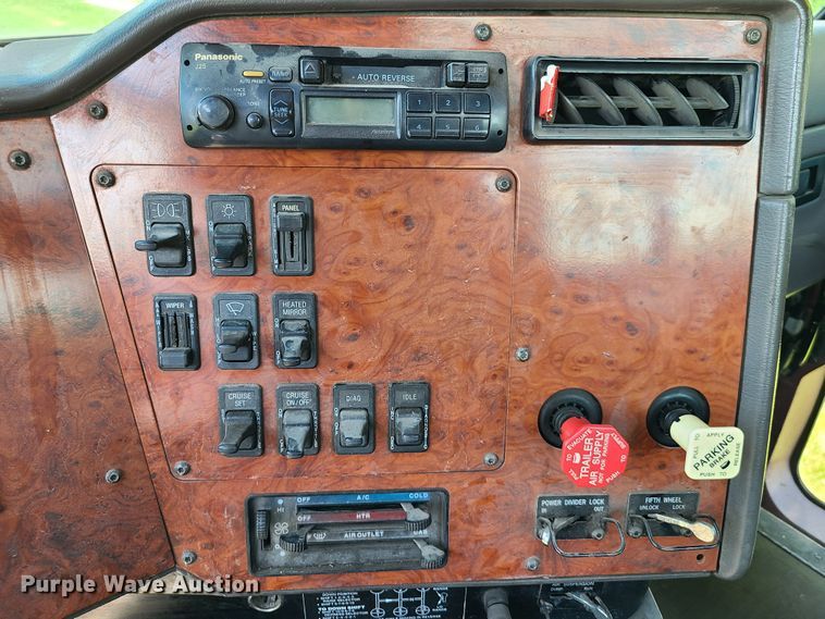 image for item GT9108 1995 International 9200  semi truck