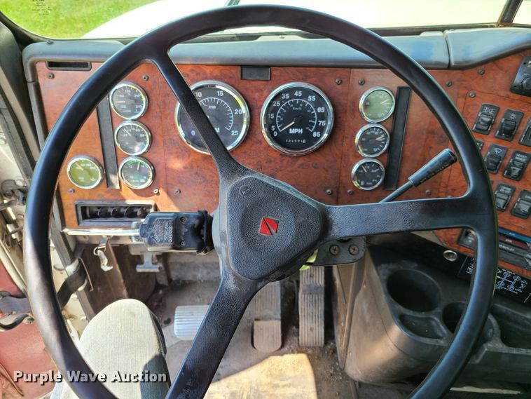 image for item GT9108 1995 International 9200  semi truck