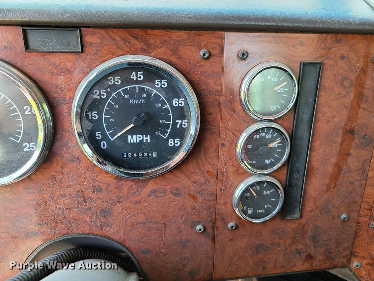 image for item GT9108 1995 International 9200  semi truck