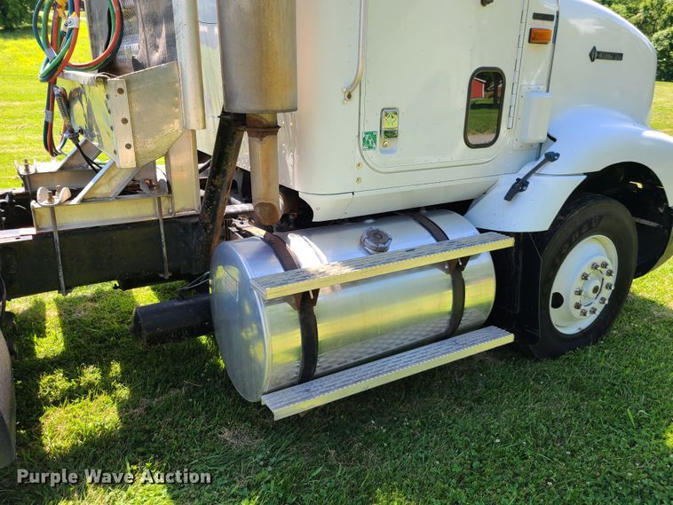 image for item GT9108 1995 International 9200  semi truck