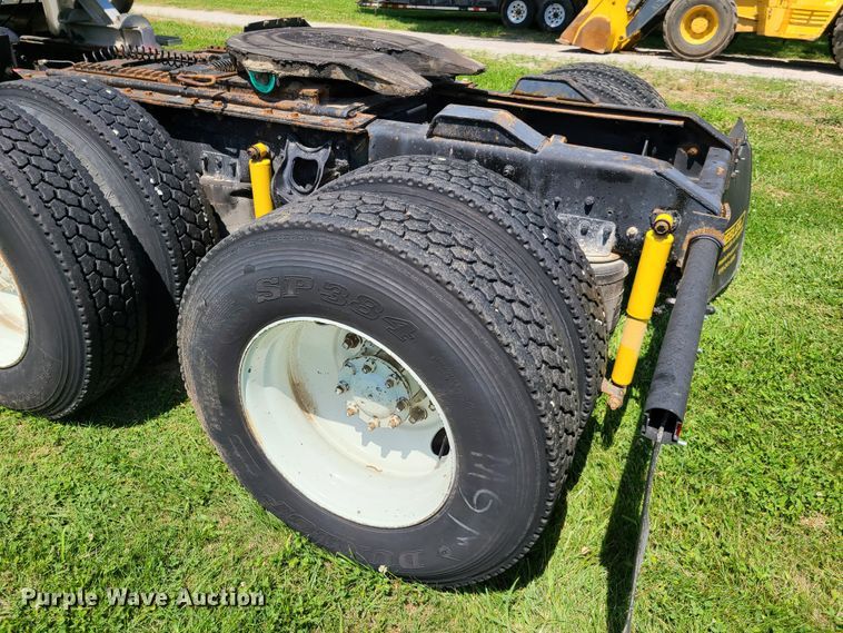 image for item GT9108 1995 International 9200  semi truck