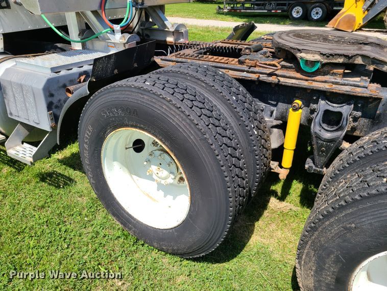 image for item GT9108 1995 International 9200  semi truck