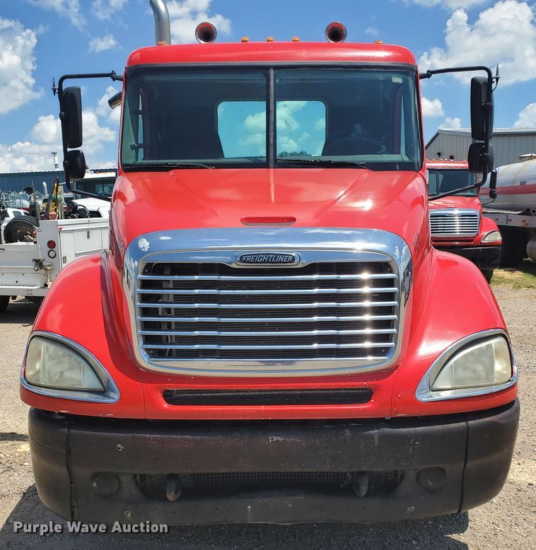 image for item HK9108 2005 Freightliner Columbia  semi truck