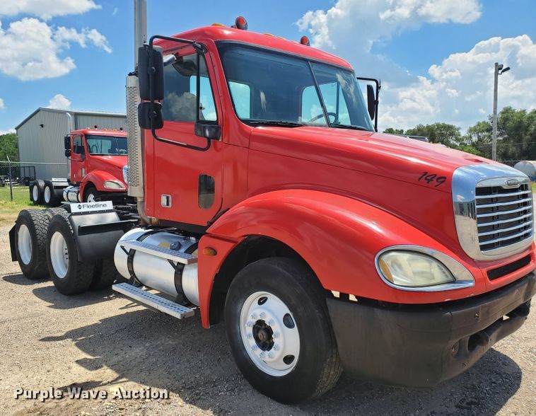 image for item HK9108 2005 Freightliner Columbia  semi truck